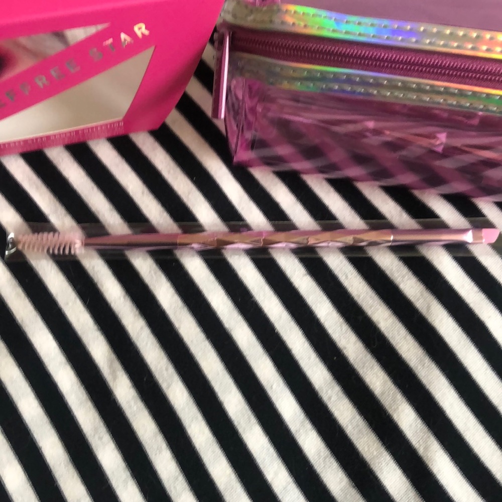 Jeffree Star JS7 brush